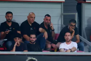 Ο Κουμής με συνεργάτες του/ΦΩΤΟ