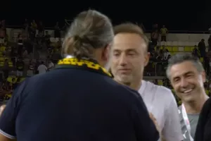 Μπήκε στο γήπεδο και χαιρέτησε τον Κόντη ο Ηλιόπουλος