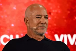 Ο Τζεφ Μπέζος σε κοινοπραξία των μετοχών της Λίβερπουλ