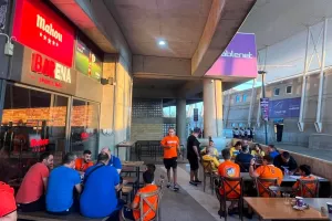 Χαλάρωμα... πριν ανέβουν στην κερκίδα