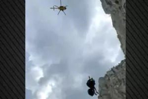 Η εντυπωσιακή διάσωση αλεξιπτωτιστή στη Γαλλία