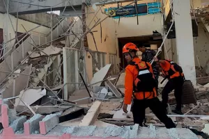 Στους 100 οι νεκροί από τον σεισμό στην Ινδονησία