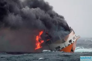 Οι Χούθι χτύπησαν και βύθισαν φορτηγό πλοίο - 14 μέλη του πληρώματος έχουν διασωθεί