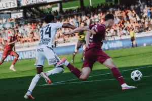 ΤΡΙΑ... με ΤΡΕΙΣ προς το τέλος η Salzburg!