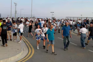 (Φώτος Kerkida) Μαζεύεται ο κόσμος του Απόλλωνα