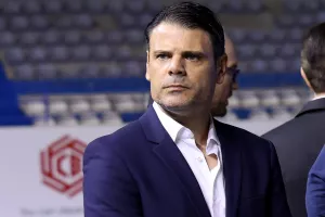 Το πήρε πάνω του ο Μαραγκός – Πήγε Αγγλία για το εμπάργκο