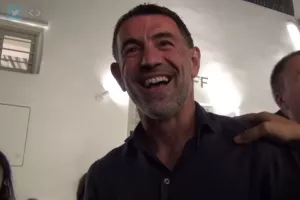 Ο «ΤΥΠΑΡΑΣ» νυκτοπερπατάει στην Μύκονο! 