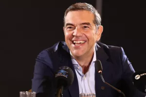 Βαρύς υπαινιγμός Τσίπρα για Μητσοτάκη με αφορμή τον τραυματισμό Κωνσταντέλια