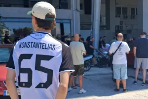 Ο κόσμος έξω από την Τούμπα (φώτος) 