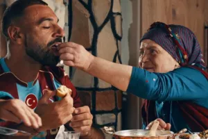 Επικό βίντεο: Γιαγιάδες ταΐζουν τον Σαλάχ 
