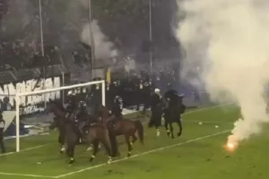 Χάος με εισβολή οπαδών, επεισόδια και διακοπή (βίντεο)