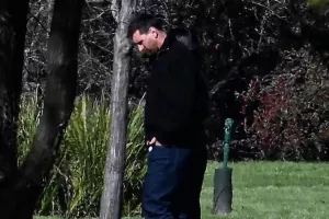 (Βίντεο) Συντετριμμένος ο Μέσι στην κηδεία του πατέρα του...
