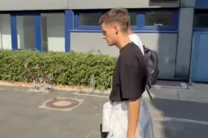 (Βίντεο) Ντέλιας κατά την άφιξη στο Ντόρτμουντ: «Αγαπάω τον ΠΑΟΚ, αγαπάω εσάς»