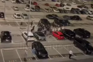 (Βίντεο) Άγριο ξύλο μεταξύ οπαδών σε πάρκινγκ αεροδρομίου