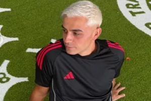 Εβαψε πλατινέ τα μαλλιά του τηρώντας την υπόσχεσή του