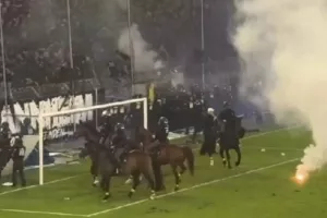 Χάος με εισβολή οπαδών, επεισόδια και διακοπή στο ς Βάλντχοφ Μανχάϊμ με την Καϊζερσλάουτερν