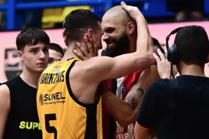 Λαρεντζάκης: Η θερμή αγκαλιά με τους Φουρνιέ, Ντόρσεϊ και Βεζένκοβ μετά τη λήξη του ματς