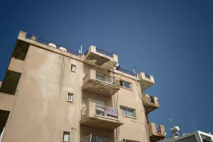Ξανά στη Βουλή η «ωρολογιακή βόμβα» των κοινόκτητων οικοδομών
