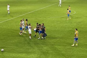 Αναγκαστική αλλαγή ο Αγγελόπουλος/Χειροκρότημα από τους Απολλωνίστες (Φώτος kerkida) 