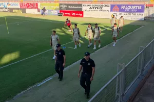 (ΦΩΤΟΣ kerkida) Η άφιξη της ΑΕΚ με συνοδεία 