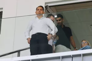 Παρακολουθεί, αξιολογεί και περιμένει