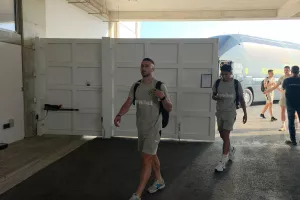Έφτασε... η ΑΕΚ (Φώτος kerkida) 