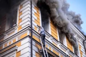 (Βίντεο) Ρωσική επίθεση στο Κίεβο: Πολίτες πηδούν από τα παράθυρα φλεγόμενου κτηρίου