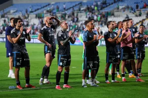«Κυανόλευκη» αμυντική τριάδα…