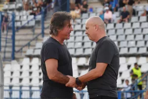 Χαμόγελα και χειραψία...