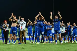 Στοχεύει σε τρίποντο και στο -1 από την κορυφή  