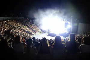 Με μεγάλη επιτυχία η συναυλία του Σάκη Ρουβά για το AEK C.A.R.E.S. και τον ΠΑΣΥΚΑΦ