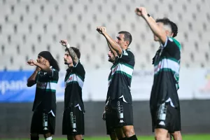 (ΦΩΤΟΣ) Με τις γροθιές ψηλά!
