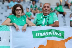 ΦΩΤΟΣ από τις κερκίδες Ομόνοιας και Πάφου