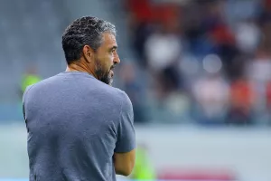 (AEΛ)/Προβληματισμός στην άμυνα και δίλημμα Μάρτινς