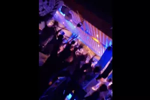 (Βίντεο Kerkida) Θύρα 1 με "Βάλτε να πιούμε... να τραγουδούμε για τον Θεό"