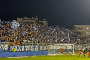 Ανόρθωση/«Εδώ που γονατίζουν θεοί και δαίμονες» 