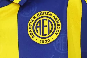 ANAMONH για τρεις...