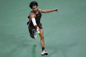 US Open: Ο Αλκαράθ ξέσπασε για το σερβίς του και μετά «καθάρισε» τον Φαρία