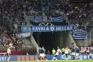 Σεισμός στην ελληνική εξέδρα: Το χρυσό γκολ του Κουρμπέλη από ερασιτεχνική κάμερα (βίντεο)