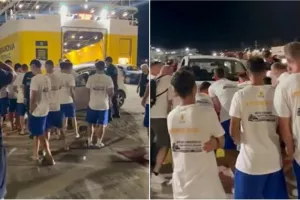 (ΒΙΝΤΕΟ) Ποδοσφαιριστές έγιναν... οδική βοήθεια και σήκωσαν αυτοκίνητο στα χέρια!