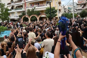 (Βίντεο) Μαζωνάκης/ Ο κόσμος τον αποχαιρετά με τα τραγούδια του