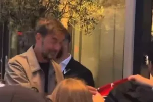 Η αντίδραση του Κλοπ όταν είδε φανέλα της Λίβερπουλ στο Άμστερνταμ (βίντεο)