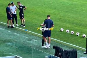 (ΦΩΤΟΣ kerkida) Αγκαλιές και... πειράγματα!