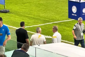 (ΦΩΤΟΣ Kerkida) Συζητήσεις... Παπασταύρου