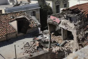 Αυτοψία της Πολεοδομίας στην Πλάκα μετά την κατάρρευση της πολυκατοικίας