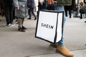 Τέλος αυτοκρατορίας για τη Shein; Ζημίες 99 εκατ. δολαρίων από το «χαράτσι» των 3 ευρώ