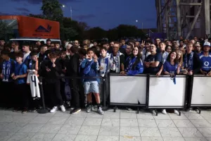 Χαμός έξω από την Τούμπα στην άφιξη της Εθνικής