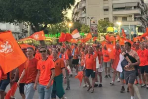 Η «οράνιε» πορεία απ' τον Λευκό Πύργο μέχρι την Τούμπα! (Βίντεο)