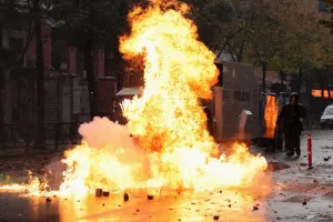 Φοιτητές έστησαν οδοφράγματα και πέταξαν βόμβες μολότοφ - Βίντεο