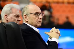 «Τα παιδιά έκλαιγαν, ήταν αλητεία»: Το σοκ των γονιών για τον σχολικό αγώνα μπάσκετ με τις 52 βολές